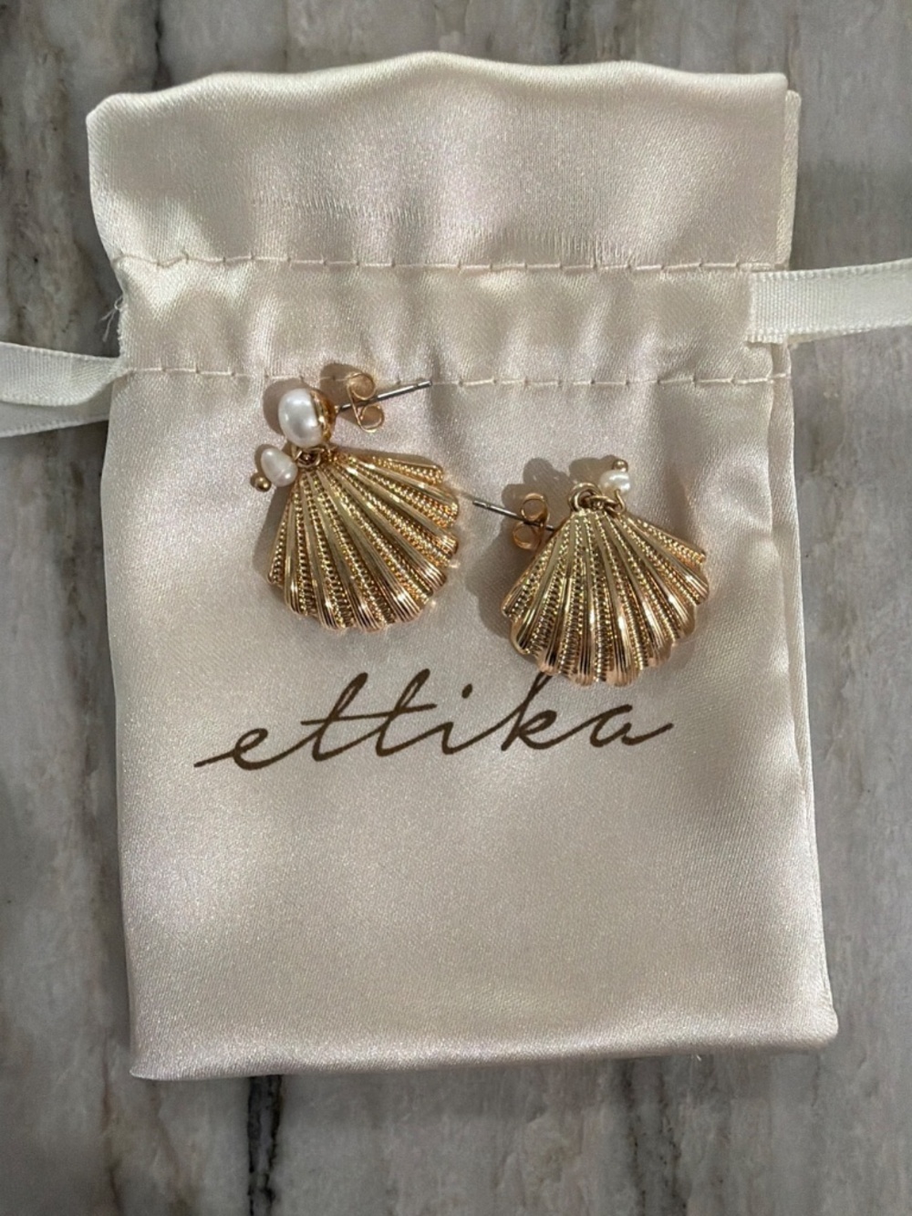 ettika Shell Earring in Gold